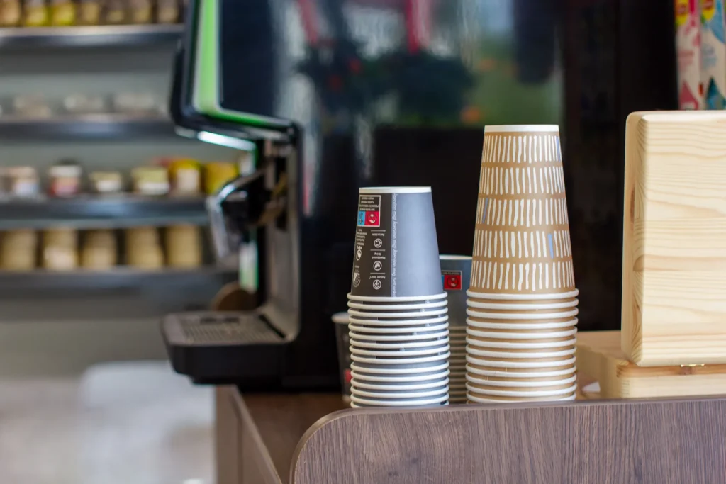 kaffemaskin och kaffekoppar