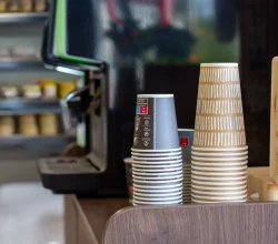 kaffemaskin och kaffekoppar